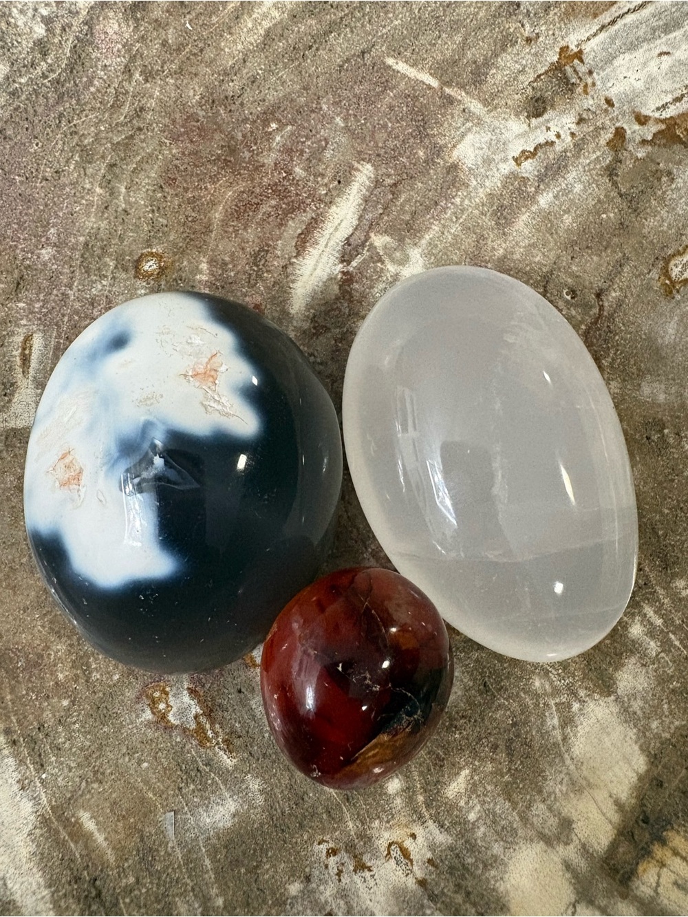 Set of 3 polished stones